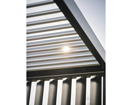 Vue détaillée d''un toit de terrasse avec des lamelles et la lumière du soleil