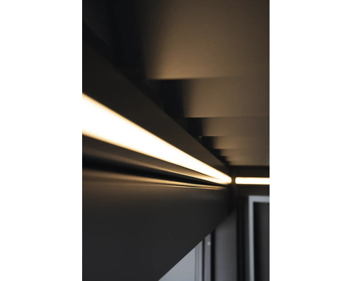 Gros plan d''un éclairage de plafond avec des lampes linéaires dans une pièce moderne