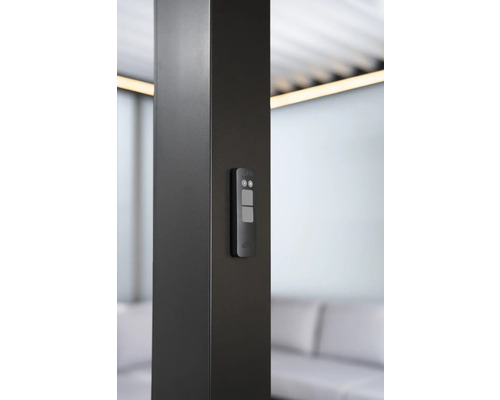 Gros plan d''une télécommande sur un pilier