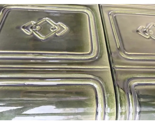 Gros plan de carreaux de poêle avec motif en relief