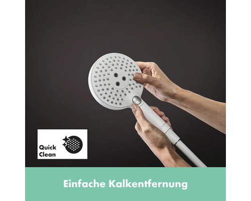 Frau hält Duschkopf mit Antikalkfunktion in der Hand