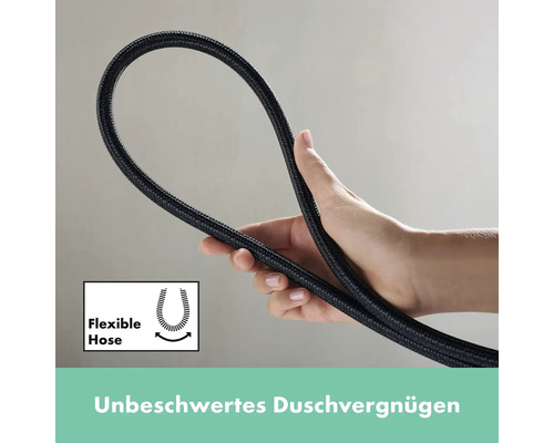 Flexibler Duschschlauch Nahaufnahme in einer Hand