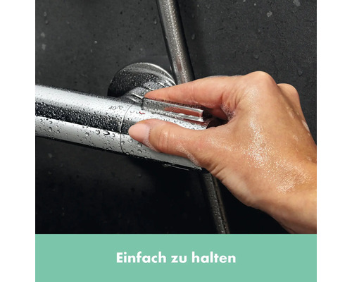 Hand betätigt eine Duscharmatur.