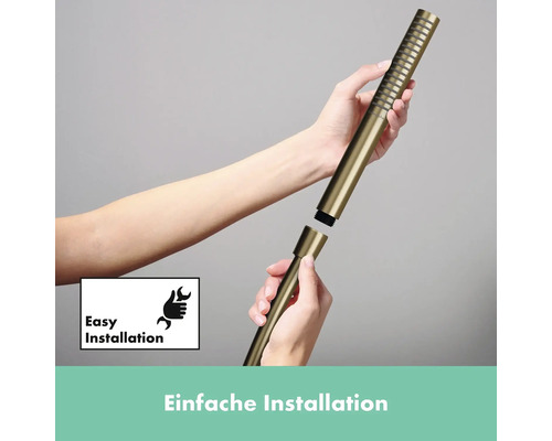 Eine Person montiert eine Duschbrause, was die einfache Installation des Produkts verdeutlicht.