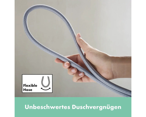Flexibler Duschschlauch in der Hand
