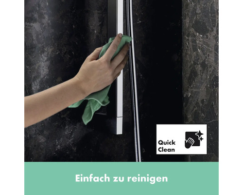 Reinigung eines Duschrahmens mit einem Tuch