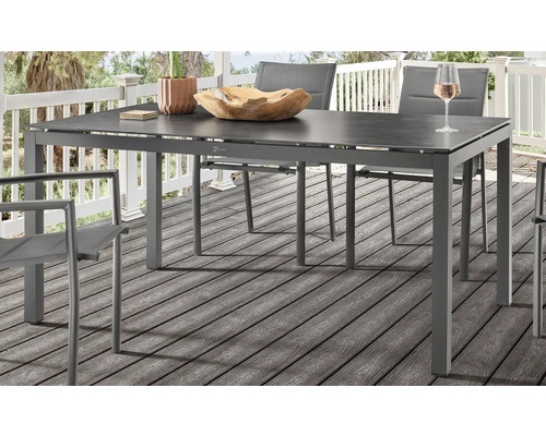 Table de jardin avec chaises sur une terrasse