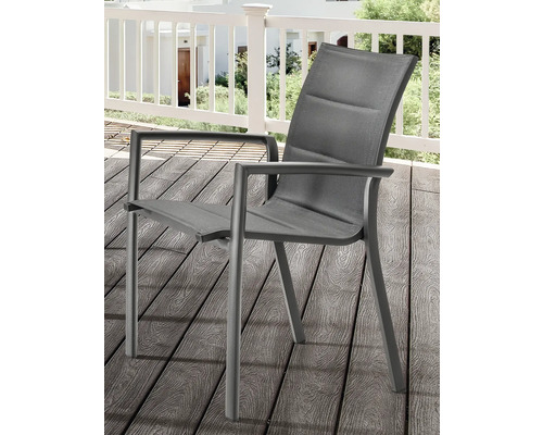 Chaise de jardin avec accoudoirs et revêtement textile sur une terrasse.