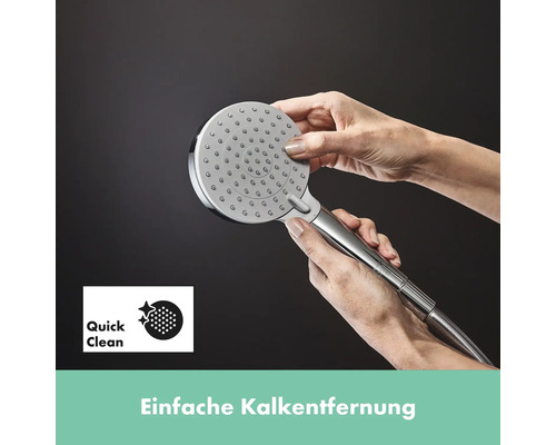 Handbrause mit Antikalkfunktion in der Hand gehalten