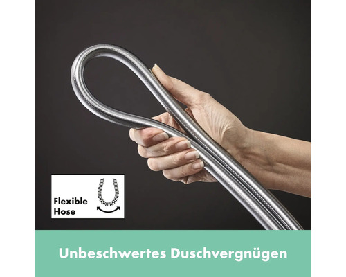 Eine Hand hält eine flexible Duschschlauch-Verlängerung aus Metall.