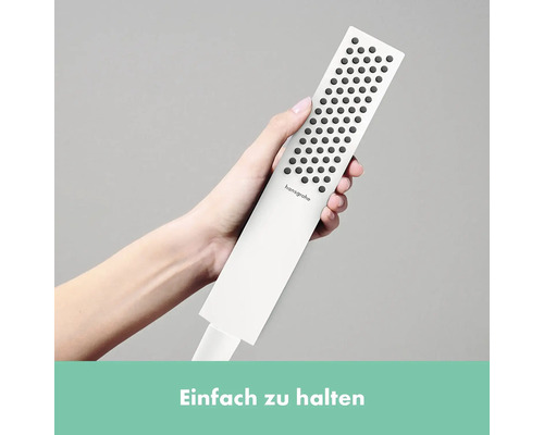 Hand die einen Hansgrohe Duschkopf hält