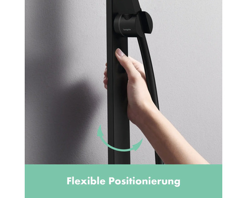 Hand verstellt eine flexible Duschstange