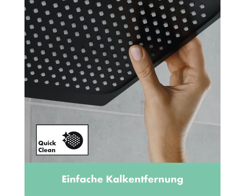 Hand hält Duschkopf mit Reinigungsfunktion.