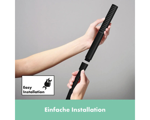 Eine schwarze Handbrause wird in der Hand montiert. Symbol für einfache Installation.