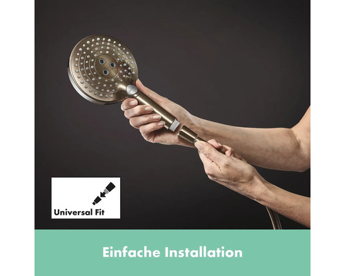 Person montiert Duschkopf mit Universalanschluss