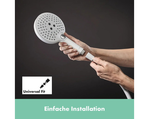 Handbrause wird an einen Brauseschlauch angeschlossen