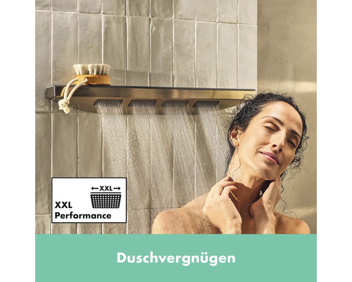 Frau unter einer Hansgrohe Kopfbrause mit XXL Performance