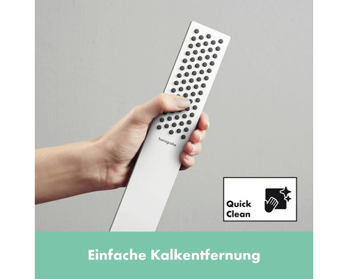 Hand hält Hansgrohe Handbrause mit Quick Clean Funktion