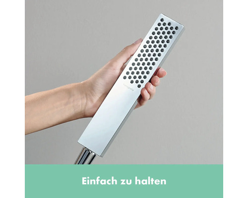 Hand hält eine rechteckige Handbrause aus Metall mit Brausekopf.
