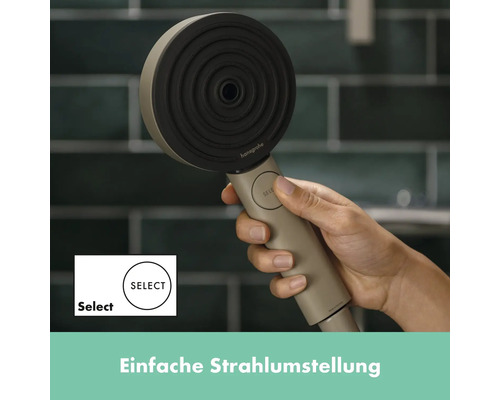 Handbrause mit Strahlartenumstellung wird von einer Person gehalten