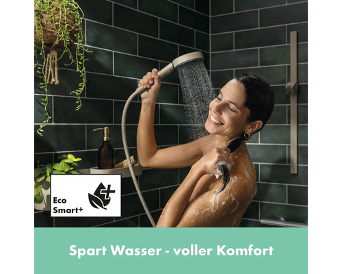 Frau unter der Dusche mit Handbrause im Badezimmer