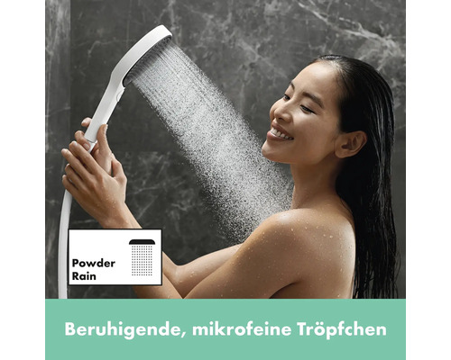 Frau benutzt Handbrause mit Powder Rain Strahlart im Badezimmer