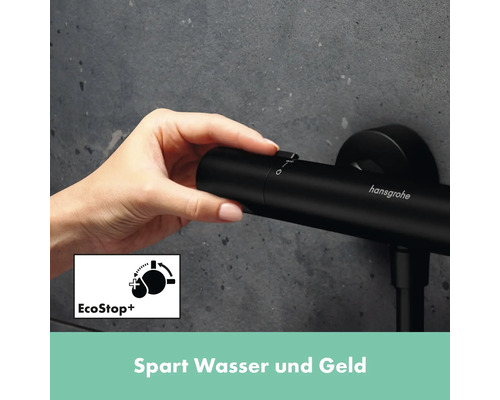 Eine Hand bedient einen schwarzen Hansgrohe Duschthermostat mit EcoStop+ Symbol für Wasserersparnis.