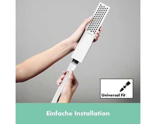 Person verbindet Handbrause mit Duschschlauch. Symbol für Universal Fit.