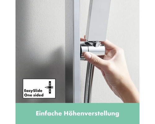 Hand, die einen Duschkopf an einer Duschstange verstellt