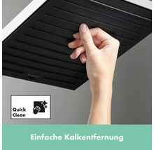 Nahaufnahme eines Duschkopfs mit Quick Clean Funktion, demonstriert durch eine Hand.