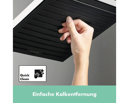 Nahaufnahme einer Hand, die eine Duschbrause mit Quick Clean Funktion reinigt. Hansgrohe Logo.