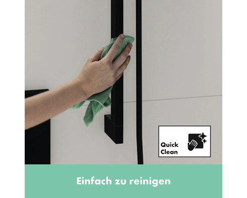 Reinigung eines schwarzen Duschsystems mit einem Tuch.