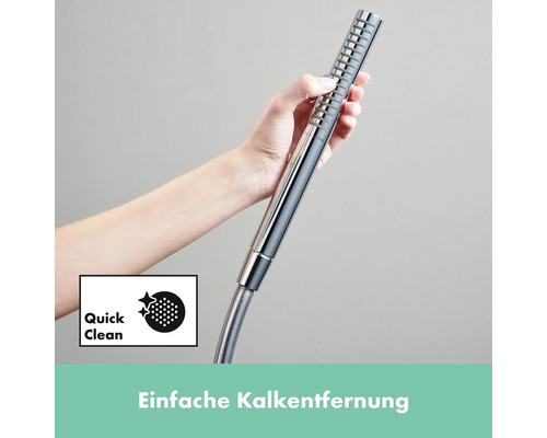 Handbrause aus Metall wird von einer Hand gehalten