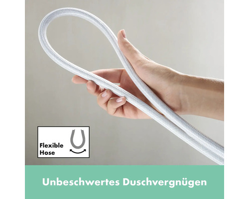 Flexibler Duschschlauch in der Hand