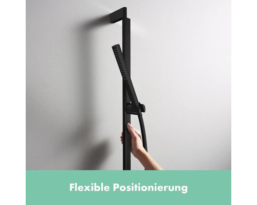 Schwarze Duschstange mit Handbrause und flexibler Positionierung an der Wand.