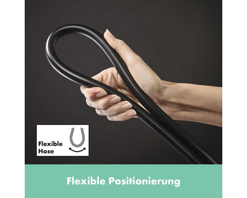 Eine Hand biegt einen flexiblen, schwarzen Schlauch.