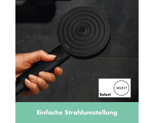 Eine Hand hält einen schwarzen Handbrausekopf von Hansgrohe mit Select-Taste.