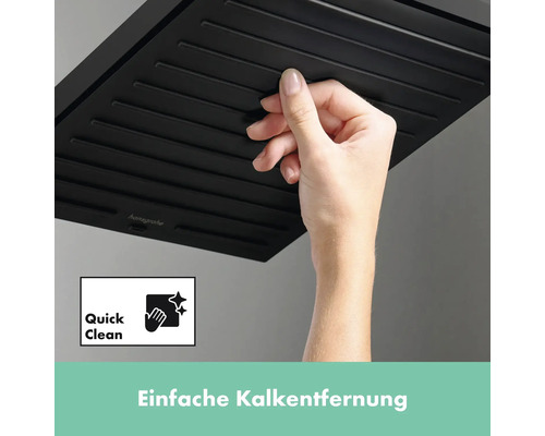 Hand reinigt Duschkopf zur Kalkentfernung