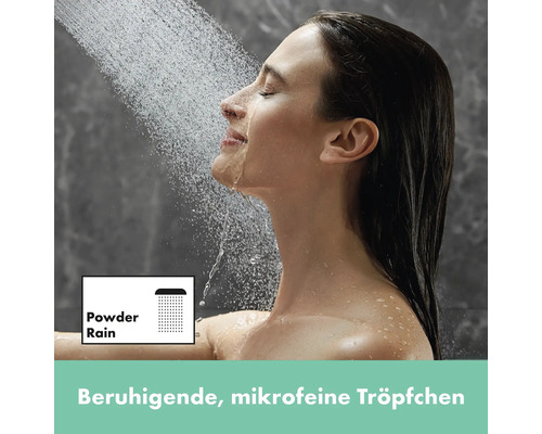 Frau unter Dusche mit Powder Rain Duschstrahl