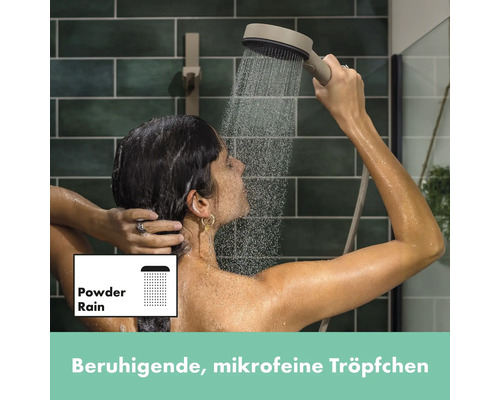 Frau unter der Handbrause mit Powder Rain Strahlart in einem Badezimmer.