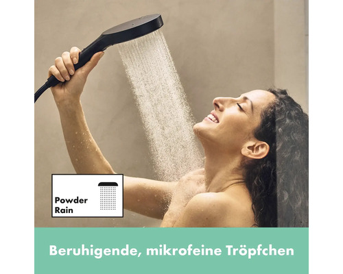 Frau benutzt Handbrause mit PowderRain Strahl