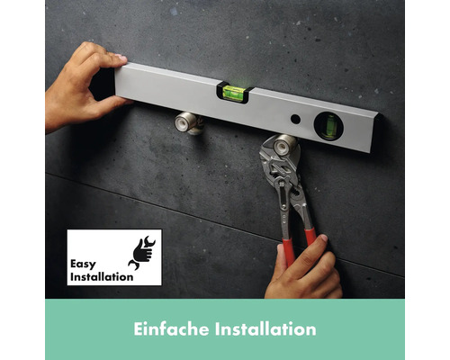 Installation eines Wasserhahns mit Wasserwaage und Rohrzange