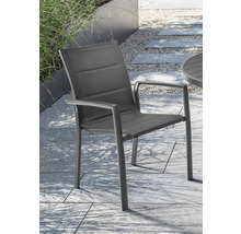 Chaise de jardin avec accoudoirs sur une terrasse