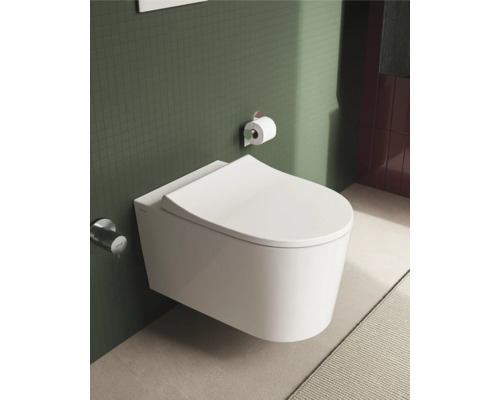 Wandhängendes WC aus Keramik im Badezimmer