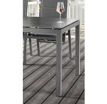 Vue détaillée d''une table de jardin avec boisson sur une terrasse en bois.