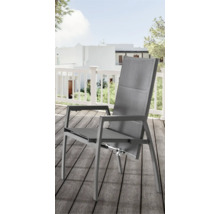 Chaise de jardin avec dossier haut et accoudoirs sur une terrasse