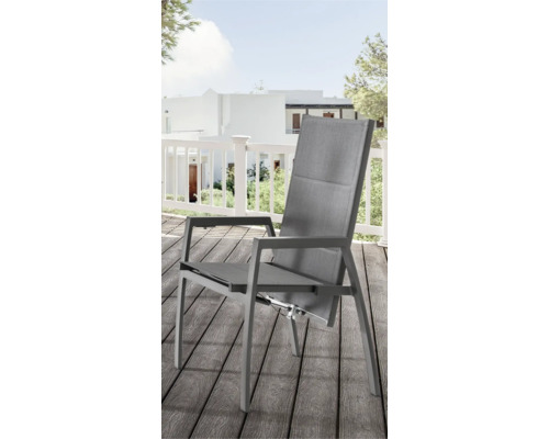 Chaise de jardin avec dossier haut et accoudoirs sur une terrasse