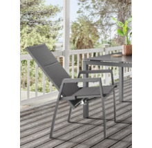 Chaise de jardin grise avec dossier réglable et accoudoirs sur une terrasse.
