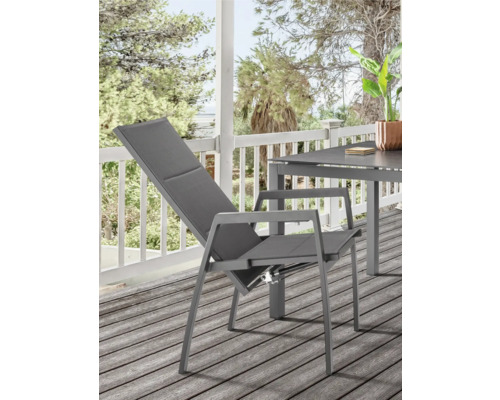 Chaise de jardin grise avec dossier réglable et accoudoirs sur une terrasse.