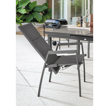 Scène de jardin avec fauteuil relax réglable, barbecue et table de jardin